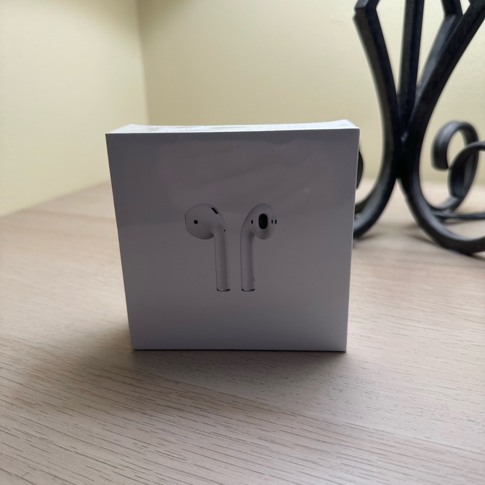 2nd Generation Airpods with charging Case